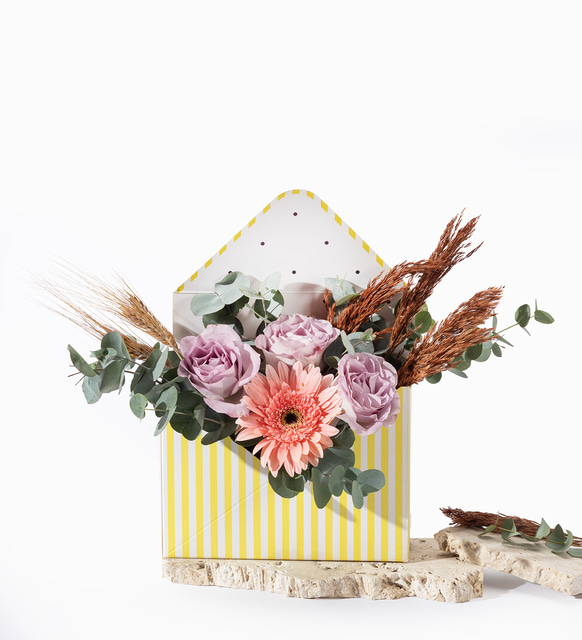 Sarı Çizgili Zarfta Pembe Gerbera ve Lila Güller